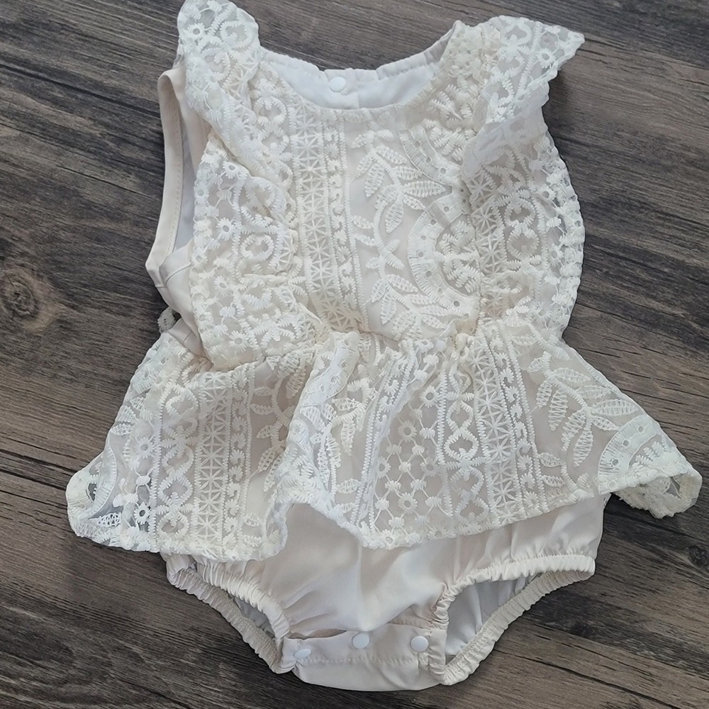 SHEIN Baby Girl Cream Lace Peplum Romper‎ Floral Embroidered Eyelet Size 0-3M